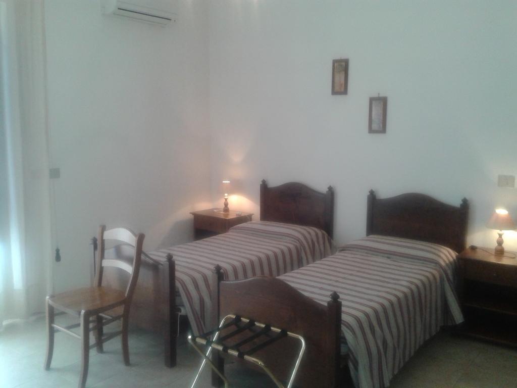 Residence Gnura Momma Locri Zimmer foto